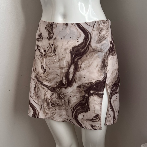 Marble Print Mini Skirt size small with side slit & Side Zipper, barely worn - Picture 3 of 9